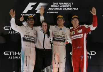 Lewis Hamilton, Nico Rosberg y Kimi Raikkonen posan en el podio tras recibir sus premios.