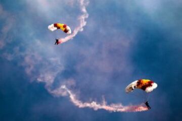 Paracaídistas del Ejército del Aire descienden sobre el estadio Vicente Calderón en el homenaje que se rindió hoy al Atlético Aviación, denominación del Atlético de Madrid entre 1939 y 1947, de cuya fundación se cumplen 75 años.