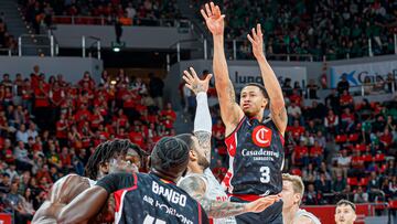 ZARAGOZA, 17/11/2024.- El escolta del Casademont Zaragoza A. J. Slaughter lanza a canasta defendido por Markus Howard, del Baskonia, durante el partido de Liga ACB que se juega hoy domingo en el pabellón Príncipe Felipe. EFE/JAVIER BELVER