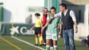 Pier da instrucciones a Rosa Otermín durante un partido.