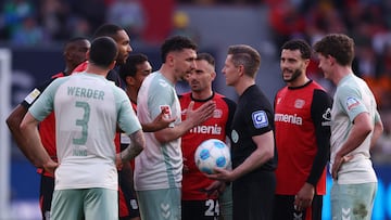 Soccer Football - Bundesliga - Bayer Leverkusen v Werder Bremen - BayArena, Leverkusen, Germany - March 8, 2025 Werder Bremen's Milos Veljkovic remonstrates with referee Tobias Welz REUTERS/Thilo Schmuelgen DFL REGULATIONS PROHIBIT ANY USE OF PHOTOGRAPHS AS IMAGE SEQUENCES AND/OR QUASI-VIDEO.
