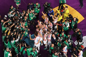 Los jugadores de Croacia celebran su tercer puesto en la Copa Mundial de la FIFA Qatar 2022, después de su victoria ante Marruecos en el Estadio Internacional Khalifa.