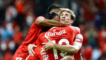 MEX7027. TOLUCA (MÉXICO), 01/10/2023.- Jugadores del Toluca celebran un gol anotado al Guadalajara, durante un partido por la jornada 10 del torneo Apertura 2023 de la Liga MX, en el estadio Nemesio Díez en Toluca (México). EFE/Felipe Gutiérrez