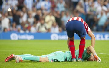 Oblak recibe un tremendo golpe en la jugada del segundo gol, que lo deja aturdido.