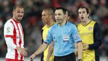 El Atlético se sintió maltratado por el árbitro ante el Almería.