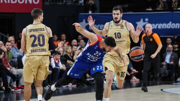 ISTANBUL, TURKEY - NOVEMBER 17: Vasilije Micic, #22 of Anadolu Efes Istanbul in action with Nikola Kalinic, #10 of FC Barcelona during the 2022/2023 Turkish Airlines EuroLeague Regular Season Round 8 match between Anadolu Efes Istanbul and FC Barcelona at Sinan Erdem Sports Hall on November 17, 2022 in Istanbul, Turkey. (Photo by Tolga Adanali/Euroleague Basketball via Getty Images)