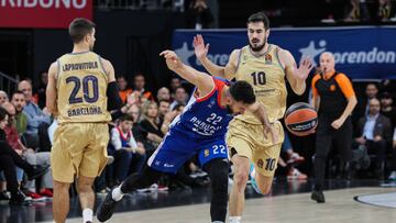 ISTANBUL, TURKEY - NOVEMBER 17: Vasilije Micic, #22 of Anadolu Efes Istanbul  in action with Nikola Kalinic, #10 of FC Barcelona  during the 2022/2023 Turkish Airlines EuroLeague Regular Season Round 8 match between Anadolu Efes Istanbul and FC Barcelona at Sinan Erdem Sports Hall on November 17, 2022 in Istanbul, Turkey. (Photo by Tolga Adanali/Euroleague Basketball via Getty Images)