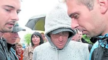 Armstrong, encapuchado.