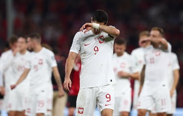 FC Barcelona forward Robert Lewandowski complains about Xavi’s system... and now the Polish national team