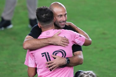 El entrenador del Inter de Miami, Javier Mascherano, abraza al defensa Jordi Alba.