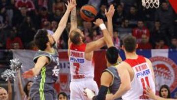 Spanoulis se marcha de Sergio Llull.