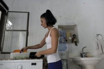 Anoush Belian prepara comida en su casa en Jerusalén. 
 