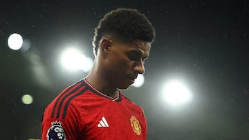 Marcus Rashford, jugador del Manchester United, abandona el terreno de juego tras ser sustituido ante el Manchester City.