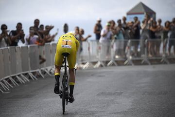 Christopher Froome, con el maillot amarillo que le otorga como líder de la general, durante la contrarreloj del Tour de Francia.