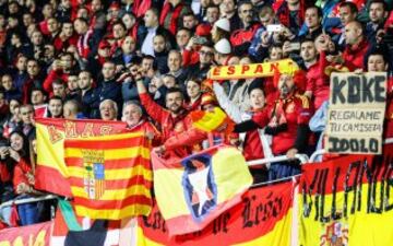 B2-5305. Shkoder (Albania), 09/10/2016.- Spanish fans cheer for their team during the FIFA World Cup 2018 qualifying group G soccer match between Albania and Spain in Shkoder, Albania, 09 October 2016. (España, Mundial de Fútbol) EFE/EPA/ARMANDO BABANI