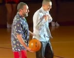 Adam Sandler y Timothée Chalamet se divierten jugando básquet