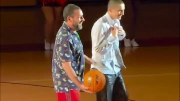 Los reconocidos actores compartieron un partido informal junto a estudiantes de la Fairfax High School, protagonizando un momento espontáneo que rápidamente llamó la atención y se volvió viral en redes sociales.