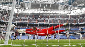 MADRID, 16/10/2022.- El portero del Real Madrid, Andriy Lunin, detiene el balón durante el partido de la novena jornada de Liga que Real Madrid y FC Barcelona disputan este domingo en el estadio Santiago Bernabéu de Madrid. EFE/ Rodrigo Jiménez