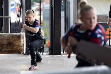 Deportistas de todo el mundo compiten en varias pruebas manejando diferentes herramientas para la madera como motosierras, hachas y sierras.