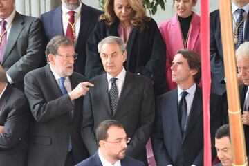 (I-D) Mariano Rajoy, José Luis Rodríguez Zapatero y José María Aznar a la salida tras el acto de jura de la Constitución ante las Cortes Generales, en el Congreso de los Diputados.