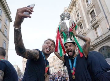 Immobile e Insigne haciéndose un selfie con la copa y la afición de fondo.