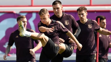 22 November 2022, Qatar, Al-Shamal: Soccer, 2022 World Cup in Qatar, national team, Germany, final training, national team players Joshua Kimmich (2vl), Niklas Süle (M) and Leon Goretzka (2vr) in action. David Raum (l) and Jonas Hofmann (r) look on. Photo: Federico Gambarini/dpa (Photo by Federico Gambarini/picture alliance via Getty Images)