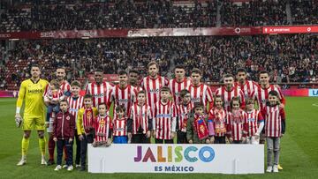 16-12-23. ONCE DEL SPORTING FRENTE AL LEGANÉS, RODEADOS DE JOVENES AFICIONADOS.