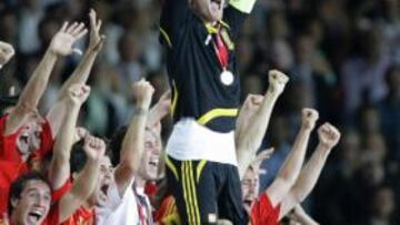 <b>GRITA EL CAMPEÓN. </b>El capitán Casillas levanta la Copa. Palop (vestido de Arconada), Sergio García, Cazorla, Albiol, Villa, Ramos... Toda España es un grito, la locura total.