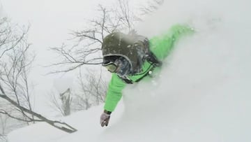 Snowboarder pr&aacute;cticamente cubierto de nieve en un fragmento de la pel&iacute;cula de snowboard Shiro, grabada en la isla de Jap&oacute;n en la que m&aacute;s nieva del mundo.