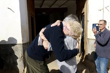 Los Reyes escuchan la situación de los afectados por la DANA en Chiva y les expresan su solidaridad y apoyo en estos duros momentos. 