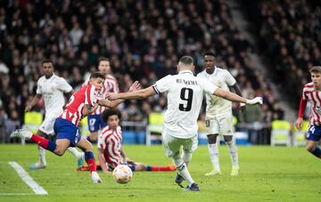 2-1. Envío raso de Marco Asensio que Vinicius no atina a rematar, llega el rechace a Benzema en el segundo palo y bate por raso a Jan Oblak.