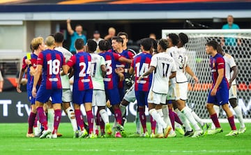 Tangana entre los jugadores del Real Madrid y del Barcelona.