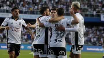 Futbol, Colo Colo vs Real Betis.
Partido Amistoso 2022.
El jugador de Colo Colo Agustin Bouzat, centro, celebra con sus companeros su gol contra Real Betis durante el partido amistoso disputado en el estadio Ester Roa Rebolledo de Concepcion, Chile.
16/11/2022
Eduardo Fortes/PHOTOSPORT

Football, Colo Colo vs Real Betis.
2022 Friendly Match.
Colo Colo's player Agustin Bouzat, center, celebrates with teammates after scoring against Real Betis during the friendly match held at the Ester Roa Rebolledo stadium in Concepcion, Chile.
16/11/2022
Eduardo Fortes/PHOTOSPORT