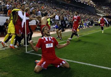 El último en hacer las maletas, era el jugador de la actual plantilla con más temporadas seguidas en el club, puesto que llegó en verano de 2013. Titular en las finales de los últimos tres títulos europeos, comenzó de mediocentro defensivo para pasar a ser un fijo en la defensa sevillista, en la que se convirtió en el jugador con más partidos disputados en la Europa League.