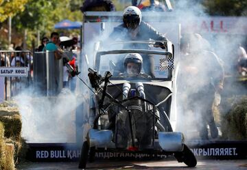 Divertida imagen que nos deja la nueva edición de la famosa carrera de coches domésticos, que esta vez se ha disputado en Almaty, Kazakhstan.