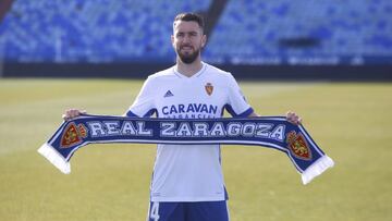 Peybernes posa con una bufanda del Real Zaragoza en su presentaci&oacute;n en La Romareda.