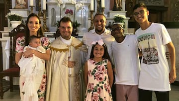 Roberto Carlos, el exfutbolista brasileño del Real Madrid, en el bautizo de la menor de sus once hijos, Marina.