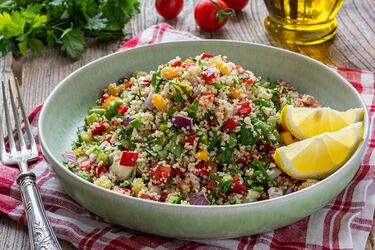 Quinoa cocida con pepino, pimiento, cebolla, tomate y un aliño cítrico.
