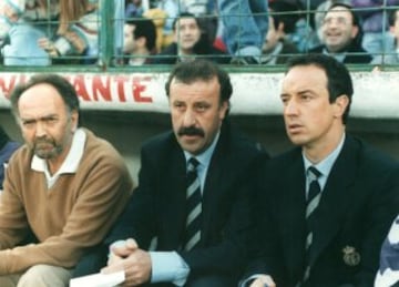 En la fotografía junto a Rafa Benítez, entrenador adjunto. En marzo de 1994, Vicente del Bosque debutó como entrenador del primer equipo del Real Madrid tras la destitución de Benito Floro, pero sólo ocupó el puesto unos meses, volviendo luego a su trabajo en la cantera blanca.