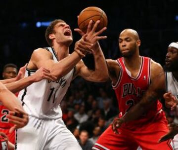 Taj Gibson de los Bulls, hace falta a Brook Lopez jugador de los Brooklyn Nets.
