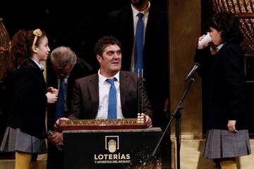 Carla García Villanueva bebe agua tras cantar el primer premio del Sorteo Extraordinario de Navidad de la Lotería.