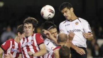 <b>DUELO DE ALTURA. </b>Ricardo Costa remata de cabeza ganándole la partida a su compañero Topal y a Aurtenetxe a la salida de un córner.