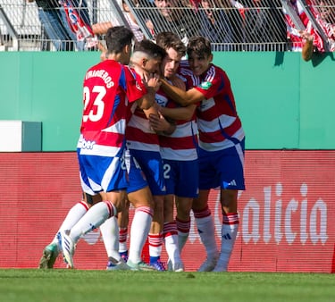 El defensa del equipo nazarí dio una lección de cómo se acompaña una jugada. Aunque no es delantero, entró al área para ayudar a un compañero y acabó cruzando la pelota de forma magistral.