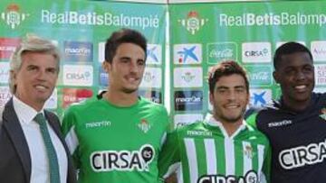 <b>DE ESTRENO. </b>Miguel Guillén y Vlada Stosic, con los fichajes Juan Carlos, Agra y Campbell, ayer en la concentración en tierras onubenses.