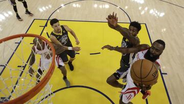 MMD08 - OAKLAND (EE.UU.), 22/5/2018.- Klay Thompson (2-i) y Jordan Bell (c) de Warriors en acción ante James Harden (d) de Rockets hoy, 22 de mayo de 2018, durante su juego de las finales de la Conferencia Oeste de la NBA, en la Oracle Arena en Oak