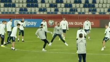 El melonazo de Unai Simón que desató las risas del rondo