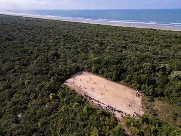 Cualquier lugar es bueno para jugar al fútbol, incluso un pequeño claro en medio de una espesa vegetación en la costa del estado brasileño de Sao Paulo. Allí se ha celebrado la segunda edición de los Juegos Indígenas de Peruíbe, donde un dron tomó esta original fotografía, en la que unos competidores disputan un partido del deporte rey.
