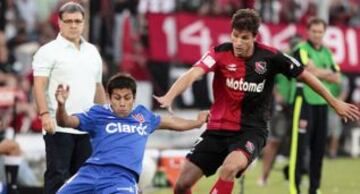 Un d&iacute;a como hoy, pero en 2013, la U derrota 2-1 a Newell&#039;s en Rosario. Goles de Guillermo Marino y Charles Ar&aacute;nguiz.