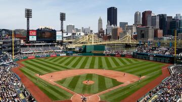 Más de 40 mil aficionados pueden estar dentro del estadio, pero ese registro únicamente se ha dado en una ocasión (7 de octubre de 2015). De acuerdo con los asistentes, el coloso tiene de las mejores comidas en la Major League Baseball y los asientos más cómodos de la liga.