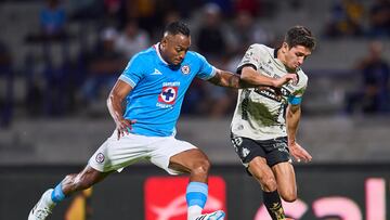 Willer Ditta (L) of Cruz Azul fights for the ball with Juan Sanabria (R) of San Luis during the 12th round match between Cruz Azul and Atletico San Luis as part of the Liga BBVA MX, Torneo Clausura 2025 at Olimpico Universitario Stadium, on March 15, 2025 in Mexico City, Mexico.